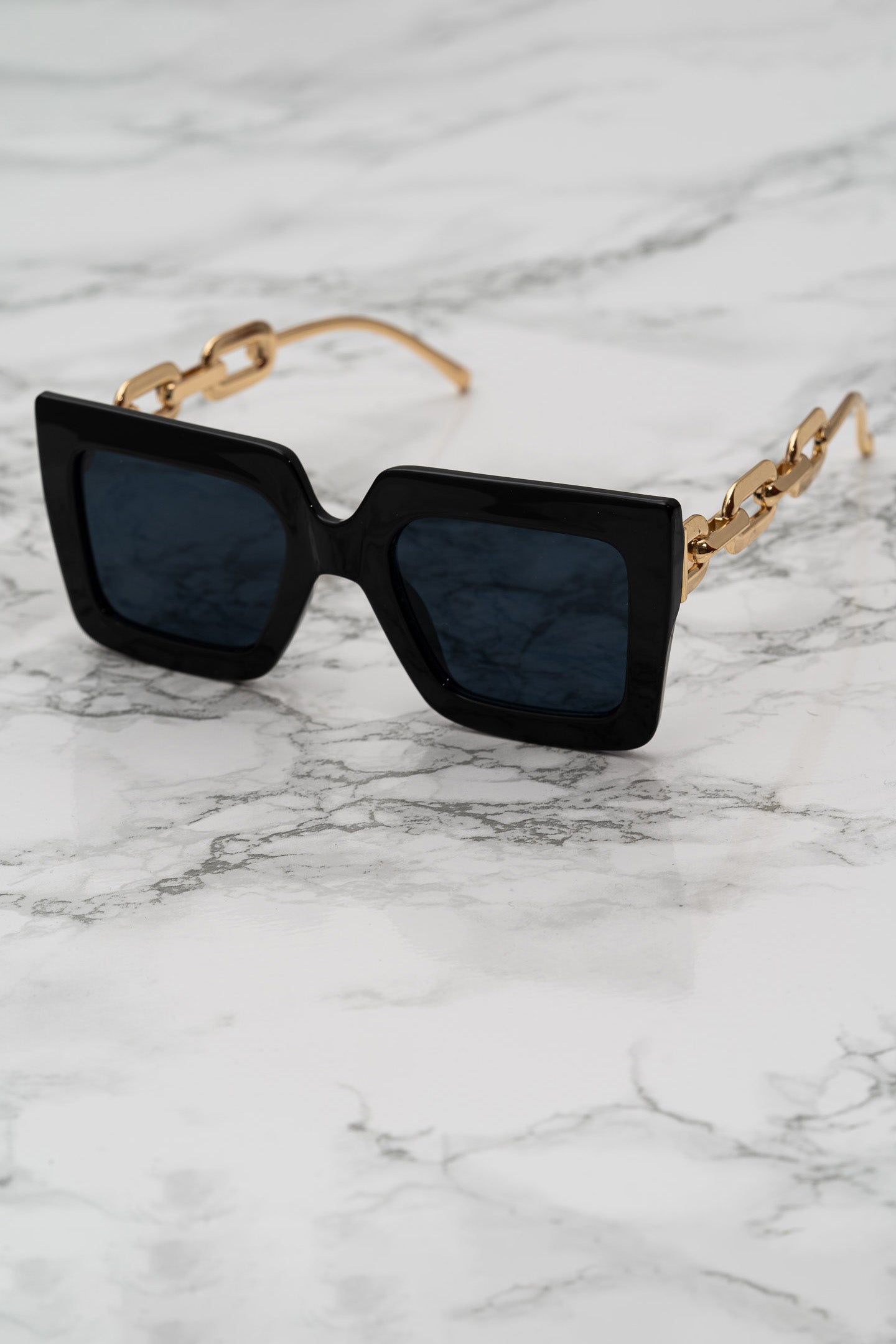 Remedios - Gafas de Sol Cuadradas con Brazos de Cadena Dorada - Negro