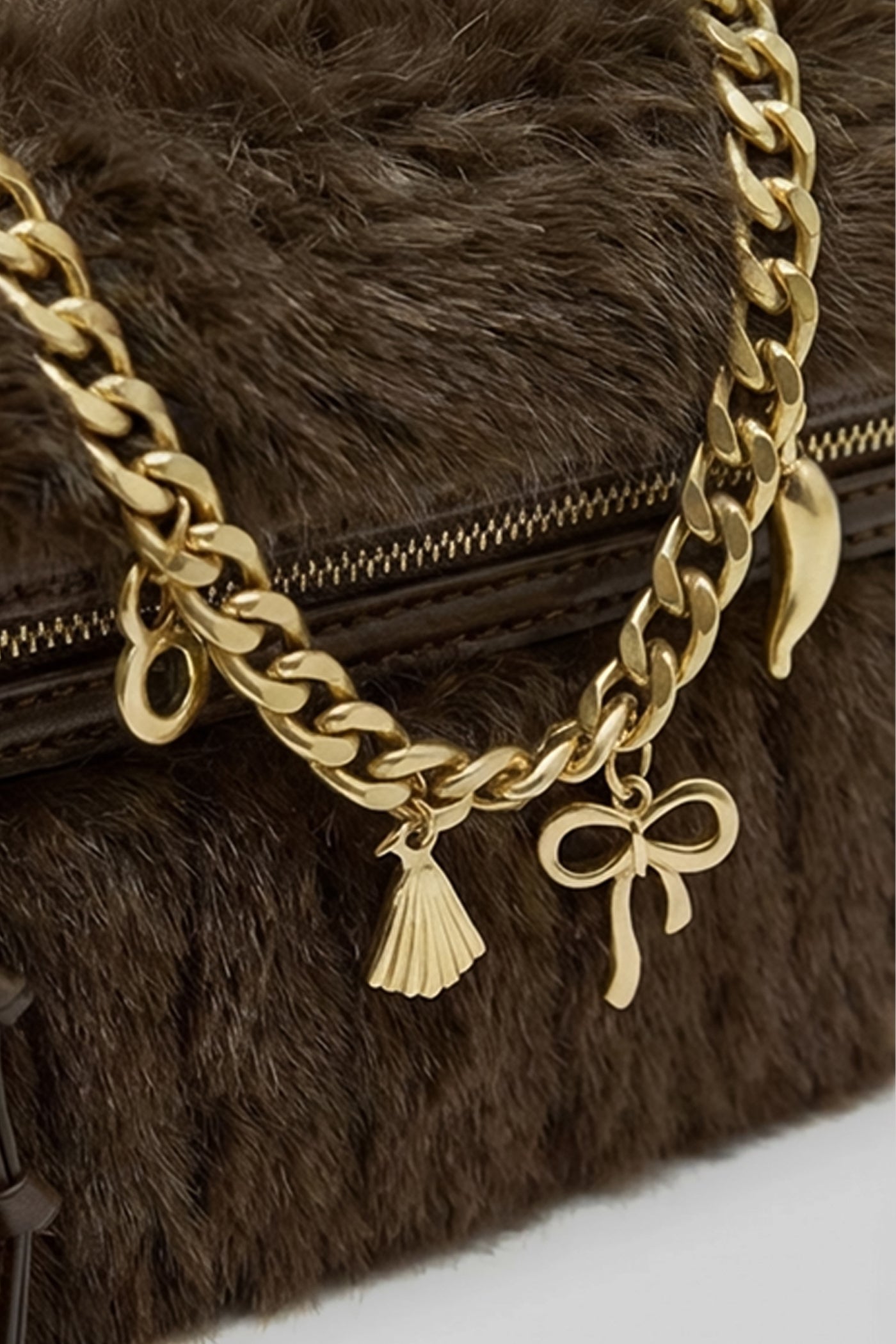 Alba - Bolso de Mano de Piel Sintética con Asa Superior y Cadena Decorativa - Marrón