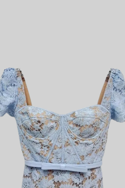 Natalia - Vestido de Encaje con Manga Corta y Delicado Cinturón a Juego - Azul