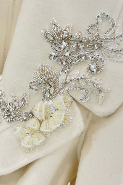 Cristina - Abrigo de Cachemira con Puños de Piel de Zorro y Detalles Florales 3D - Marfil