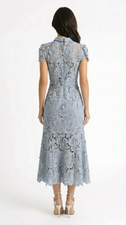 Elena - Vestido de Encaje con Patrón Floral, Cuello Alto y Falda Midi - Azul