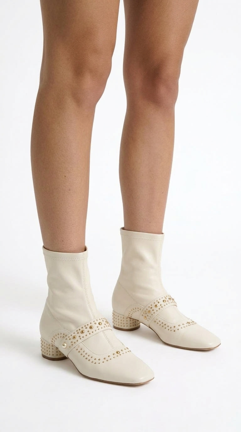Encarnación - Botines con Tachuelas y Detalle de Correa con Perla - Marfil