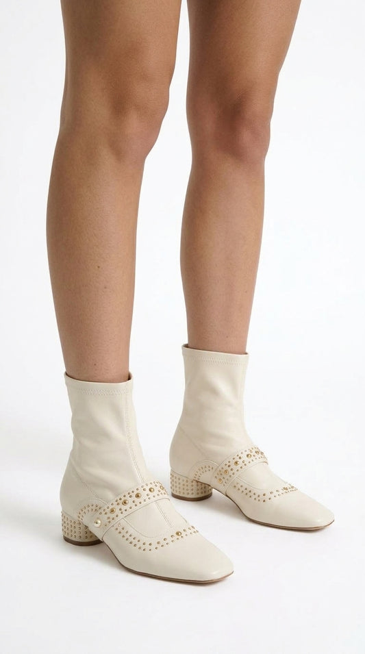 Encarnación - Botines con Tachuelas y Detalle de Correa con Perla - Marfil