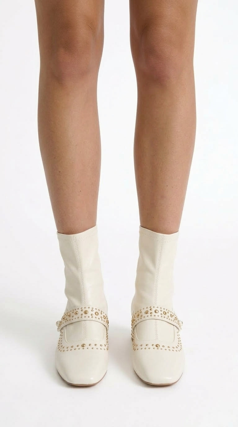 Encarnación - Botines con Tachuelas y Detalle de Correa con Perla - Marfil