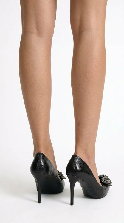 Purificación - Zapatos de Salón de Punta con Detalle de Rosa - Negro