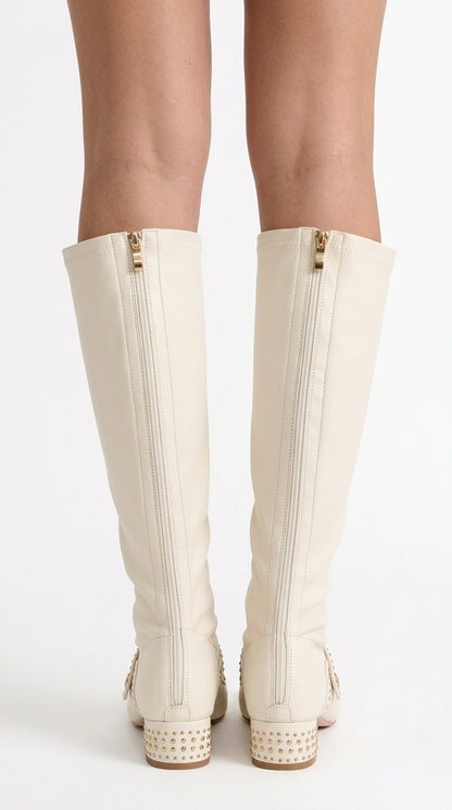 Concepción - Botas Altas con Tachuelas y Detalle de Correa con Perla - Marfil