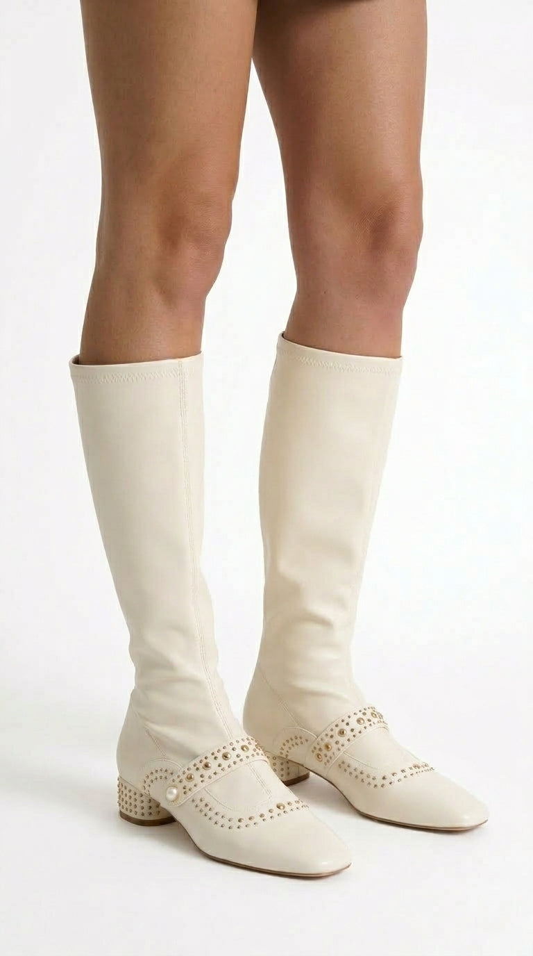 Concepción - Botas Altas con Tachuelas y Detalle de Correa con Perla - Marfil