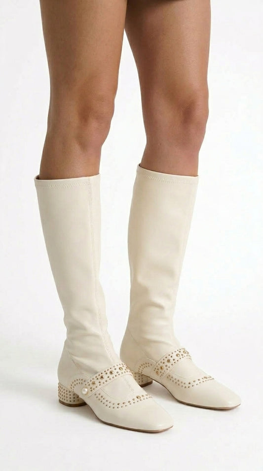Concepción - Botas Altas con Tachuelas y Detalle de Correa con Perla - Marfil