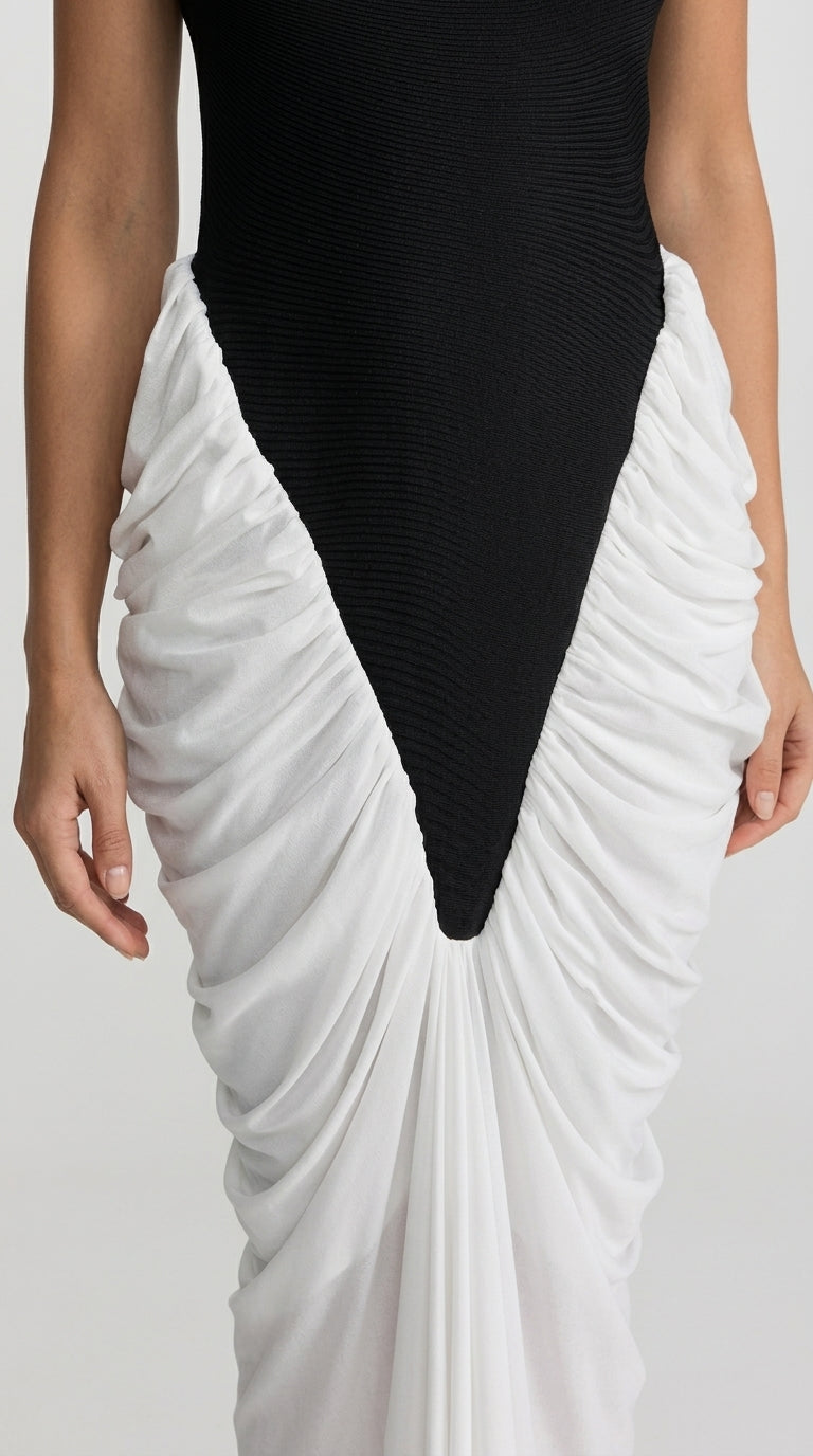 Emma - Vestido Maxi Halter con Paneles Fruncidos Contrastantes - Negro/Blanco