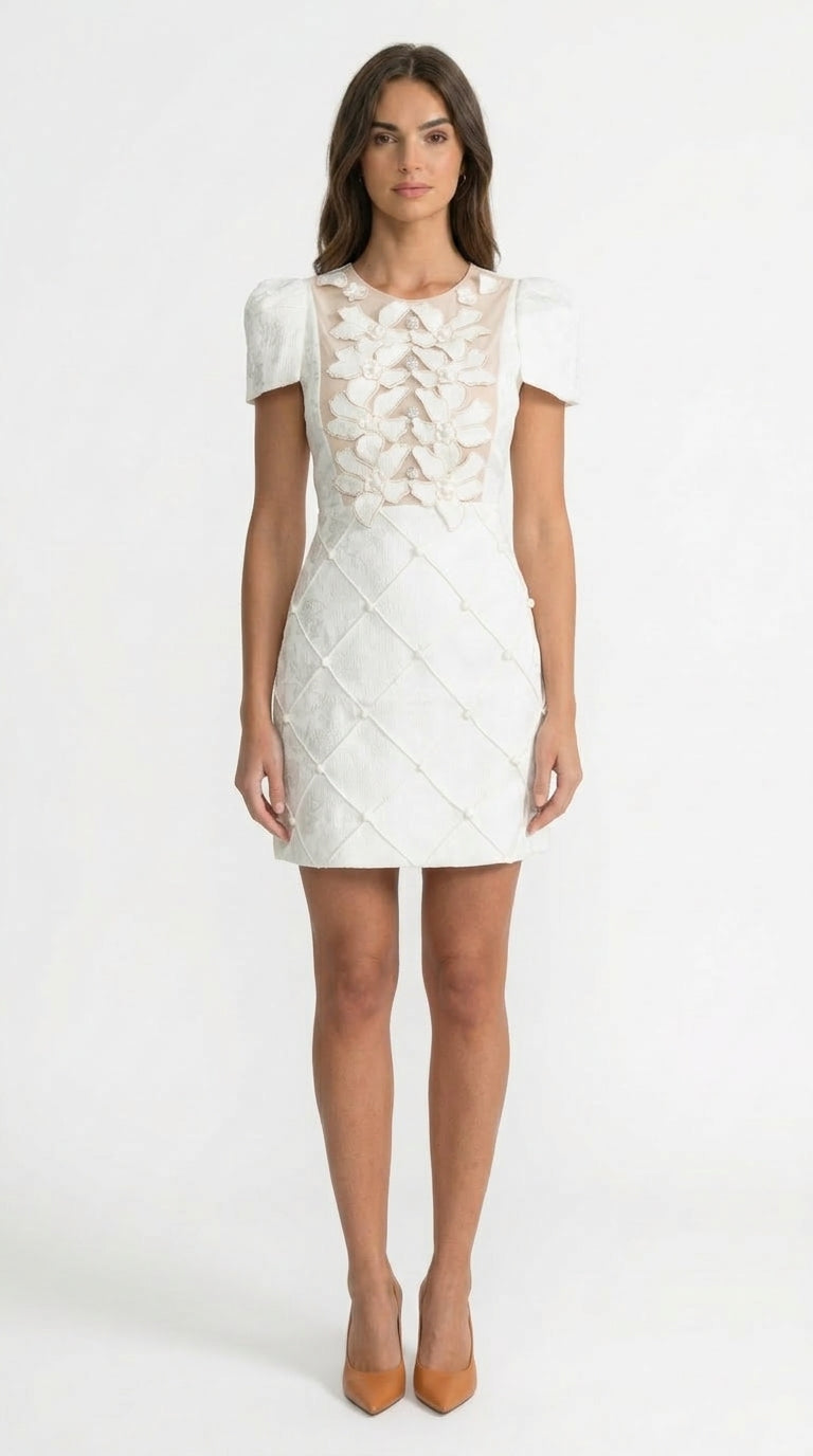 Olivia - Vestido Mini con Apliques Florales 3D y Falda Acolchada - Blanco