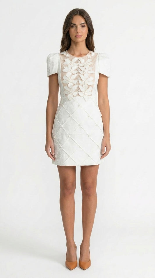 Olivia - Vestido Mini con Apliques Florales 3D y Falda Acolchada - Blanco