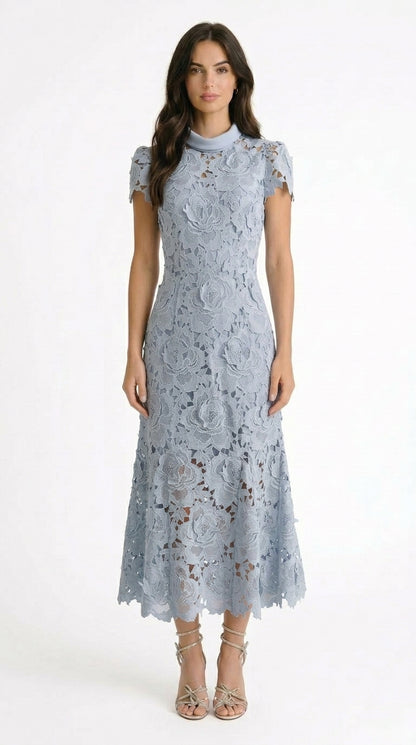 Elena - Vestido de Encaje con Patrón Floral, Cuello Alto y Falda Midi - Azul