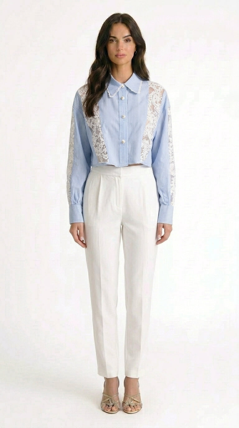 Silvia - Camisa de Algodón a Rayas con Paneles de Encaje - Azul Claro