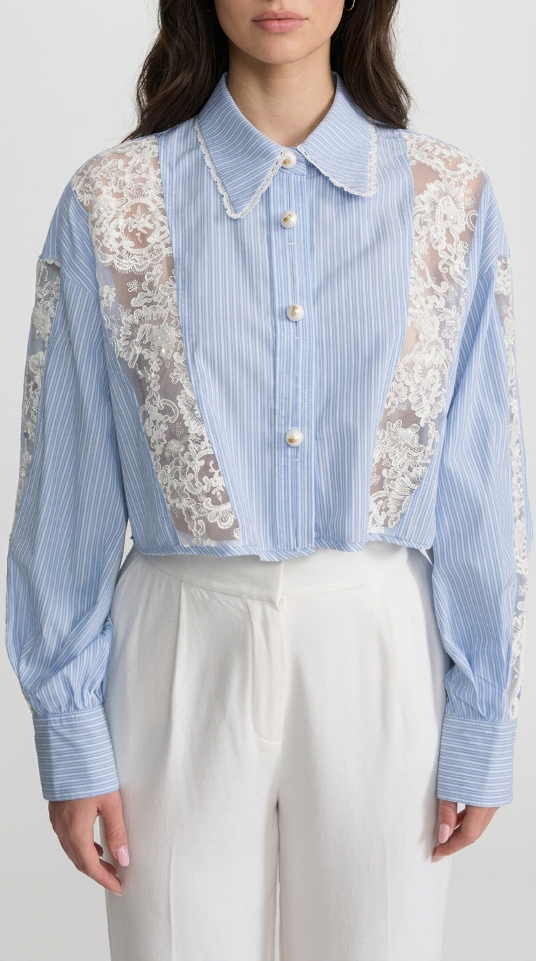 Silvia - Camisa de Algodón a Rayas con Paneles de Encaje - Azul Claro