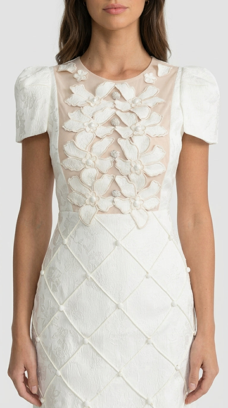 Olivia - Vestido Mini con Apliques Florales 3D y Falda Acolchada - Blanco