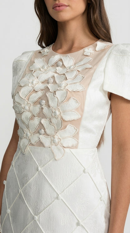 Olivia - Vestido Mini con Apliques Florales 3D y Falda Acolchada - Blanco