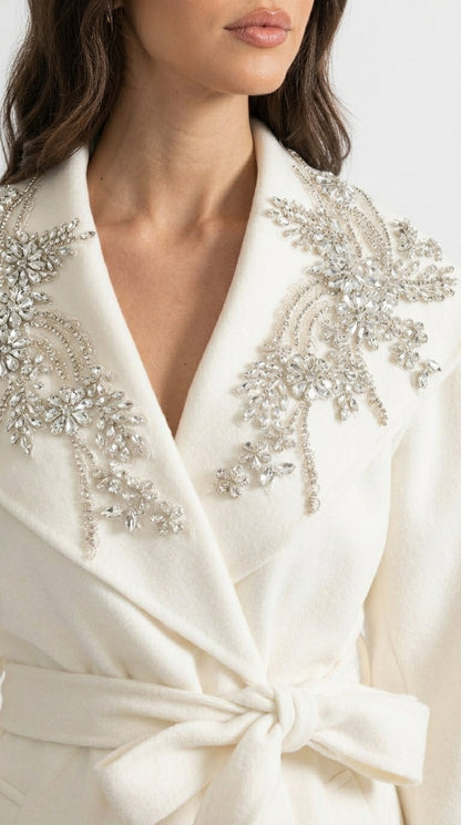 Cristina - Abrigo de Cachemira con Puños de Piel de Zorro y Detalles Florales 3D - Marfil