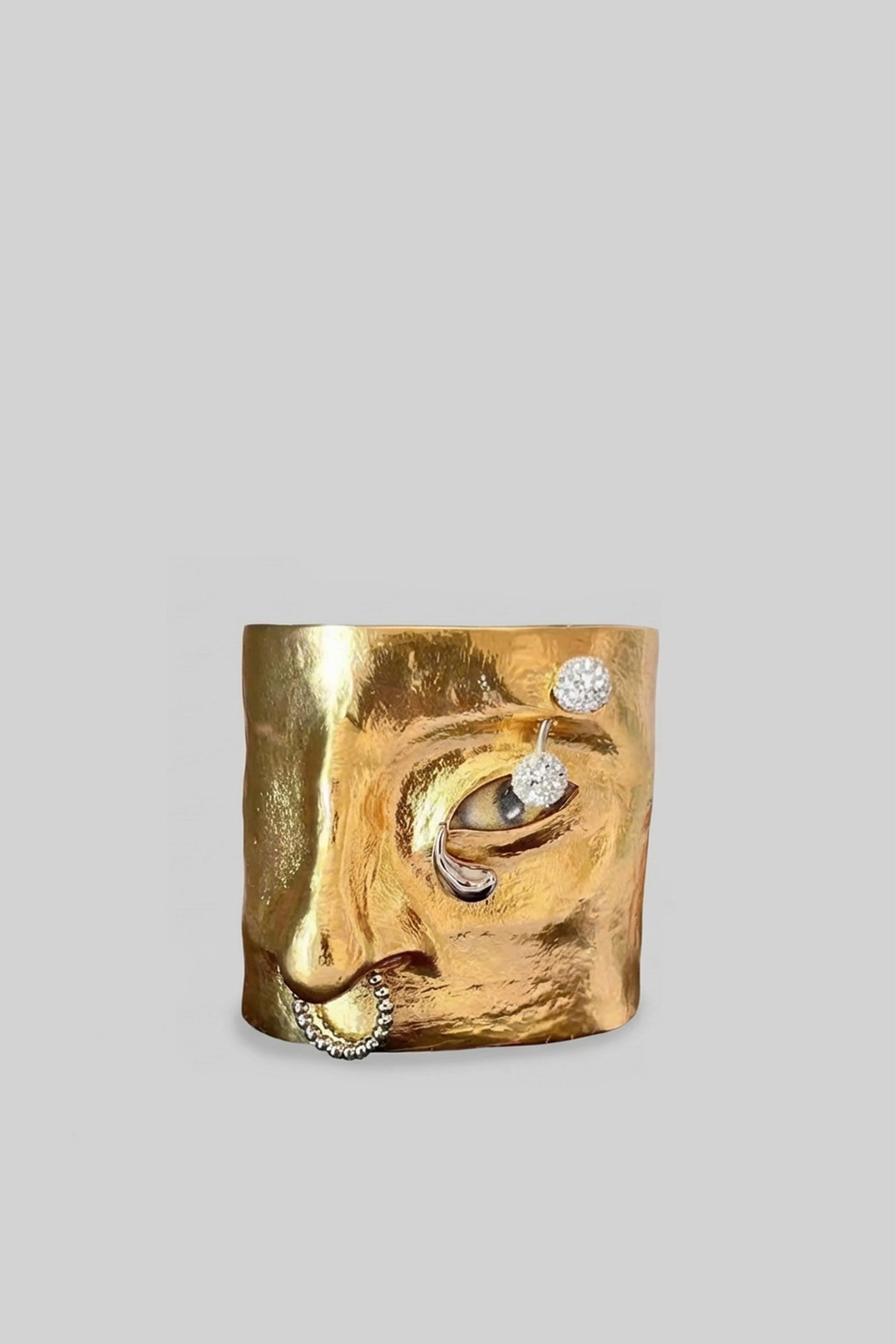 Dolores - Brazalete Martillado con Acentos de Cristal - Dorado