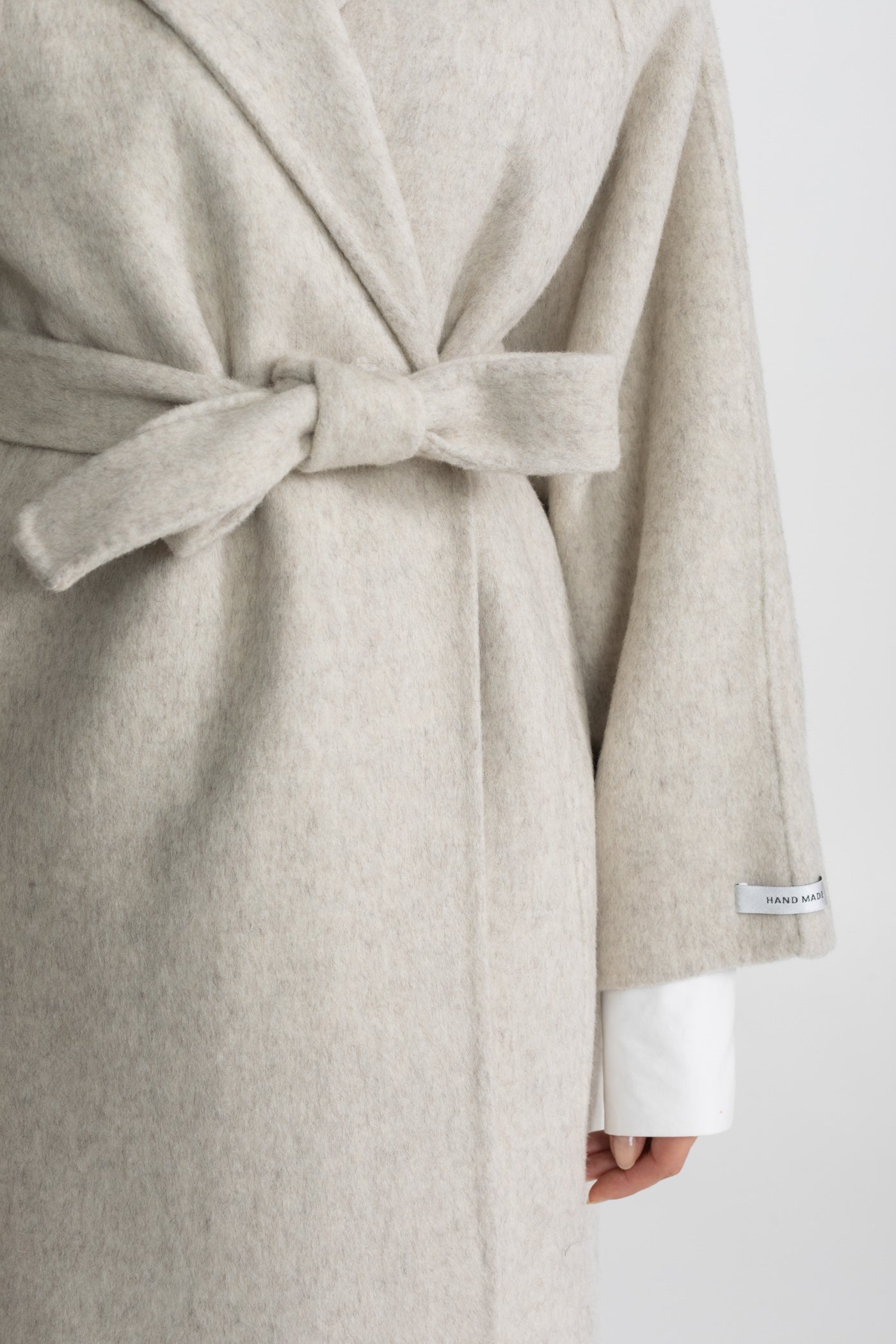 Fernanda - Abrigo Midi con Cinturón y Cuello Alto - Beige