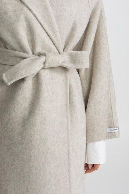 Fernanda - Abrigo Midi con Cinturón y Cuello Alto - Beige