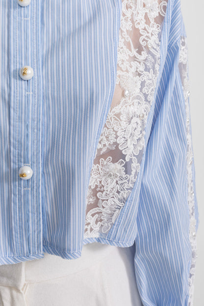 Silvia - Camisa de Algodón a Rayas con Paneles de Encaje - Azul Claro